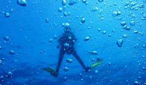 Merculhador explorando as profundezas do oceano